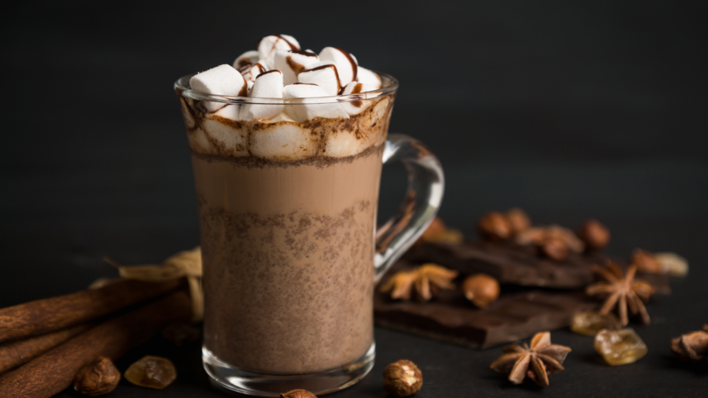 Gros plan sur un chocolat chaud rappelant ceux que l'on sert vers Noël dans les établissements de luxe de Monaco