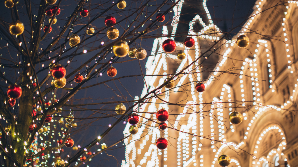 Photos des façades de bâtiments à Monaco décorées pour Noël